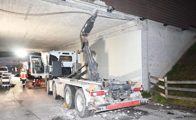 Lastwagen mit ausgefahrenem Hakengerät blieb in Unterführung stecken