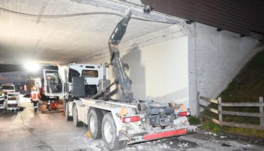 Lastwagen mit ausgefahrenem Hakengerät blieb in Unterführung stecken