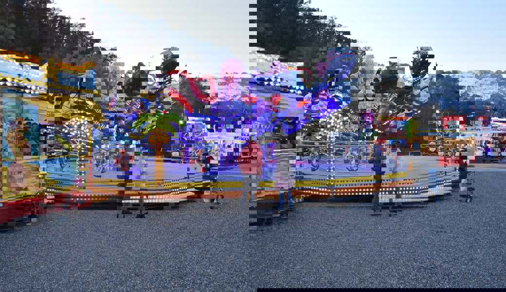 Die ersten Besucherinnen und Besucher finden sich auf dem Buchser Marktpaltz ein. Bilder: Heini Schwendener