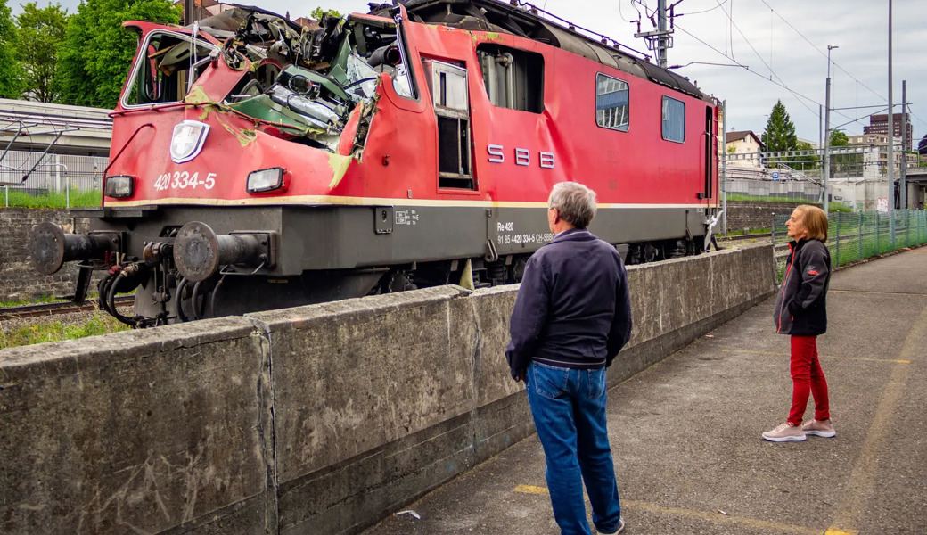 Die verunglückte SBB-Lokomotive zieht Neugierige an.