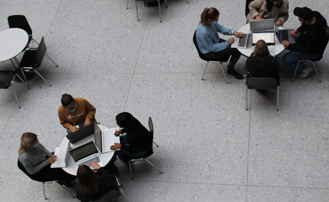 Kombination aus Präsenz- und Fernunterricht fordert Studierende und Lehrpersonen