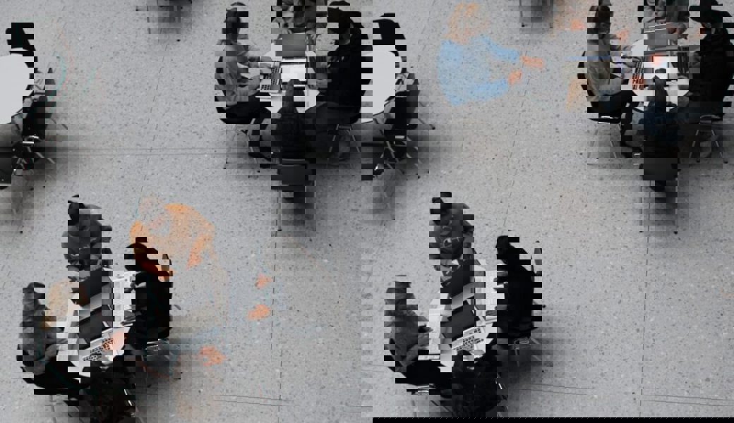  Den Studierenden gefällt der Mix aus Präsenz- und Fernunterricht. 