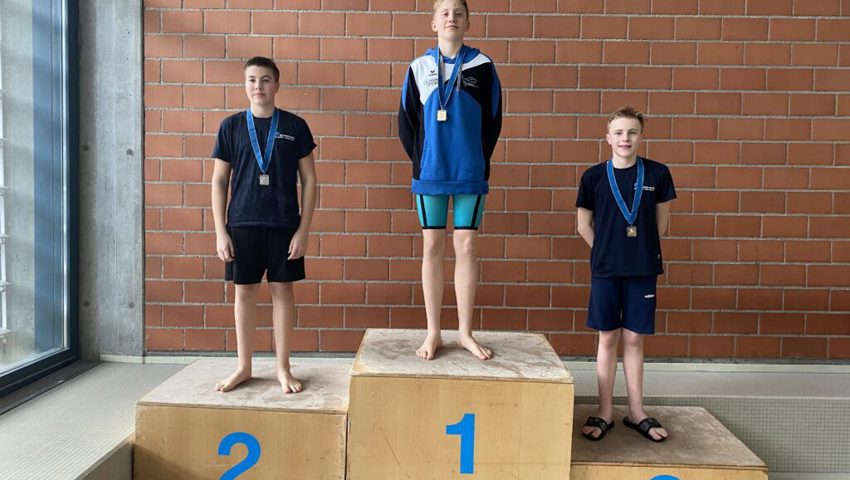  Auf Rang eins: Gleich in vier Rennen liess der Buchser Schwimmer Levente Nagypál die Konkurrenz hinter sich und sicherte sich an den Ostschweizer Nachwuchsmeisterschaften in Chur neben viermal Gold je einmal Silber und Bronze. 