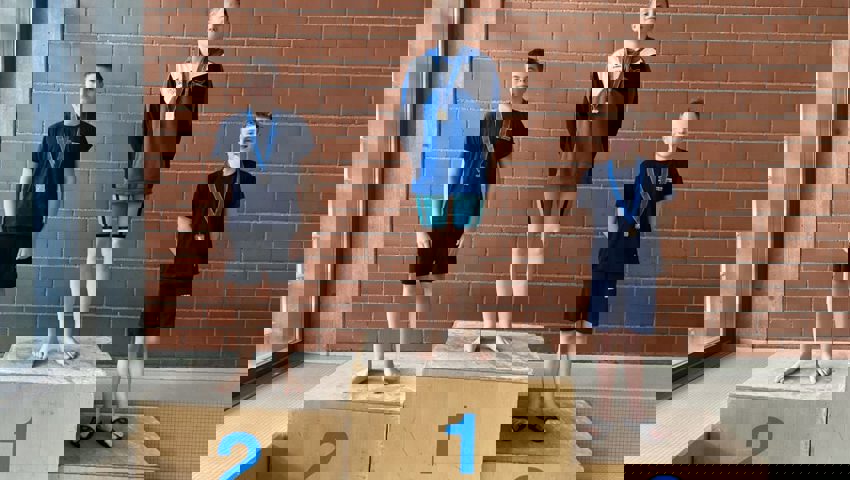  Auf Rang eins: Gleich in vier Rennen liess der Buchser Schwimmer Levente Nagypál die Konkurrenz hinter sich und sicherte sich an den Ostschweizer Nachwuchsmeisterschaften in Chur neben viermal Gold je einmal Silber und Bronze. 