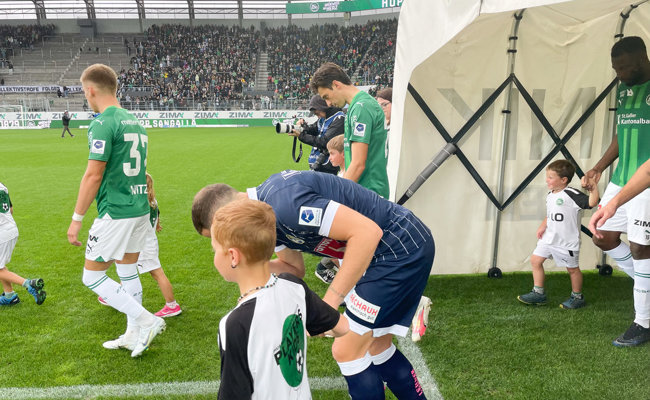 Mit den Fussballstars des FC St.Gallen ins Stadion einlaufen