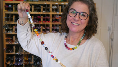 «Wenn ich am Brenner sitze und Mutperlen mache, bin ich in Gedanken oft bei Betroffenen»