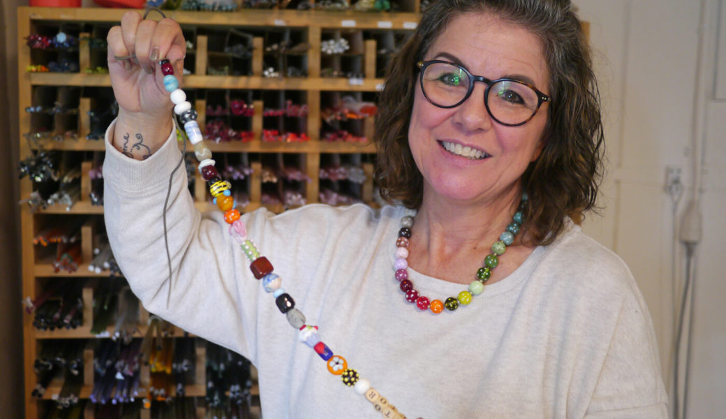 «Wenn ich am Brenner sitze und Mutperlen mache, bin ich in Gedanken oft bei Betroffenen»