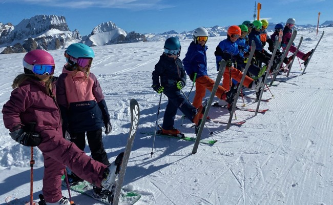 Wetteifern auf Schnee um die Kategoriensiege