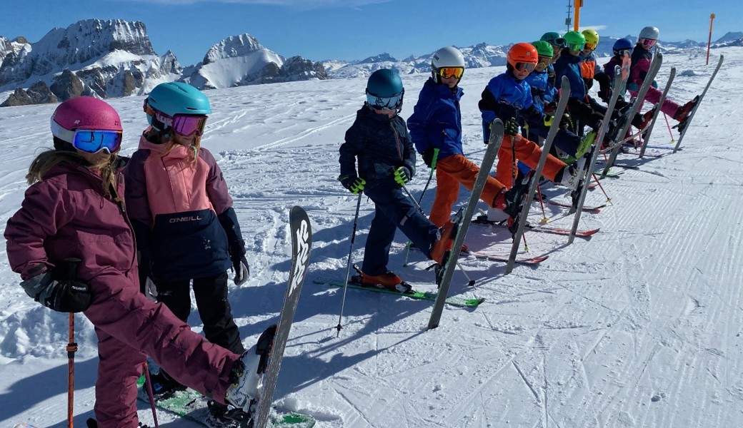 Wetteifern auf Schnee um die Kategoriensiege