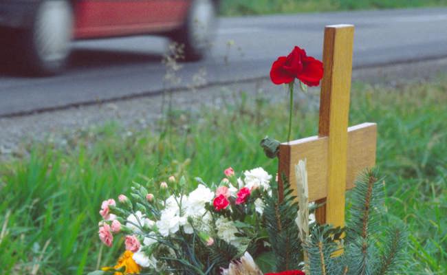 Keine Erinnerung an den Unfall: Autofahrer trägt trotzdem Schuld am Tod seiner Freundin