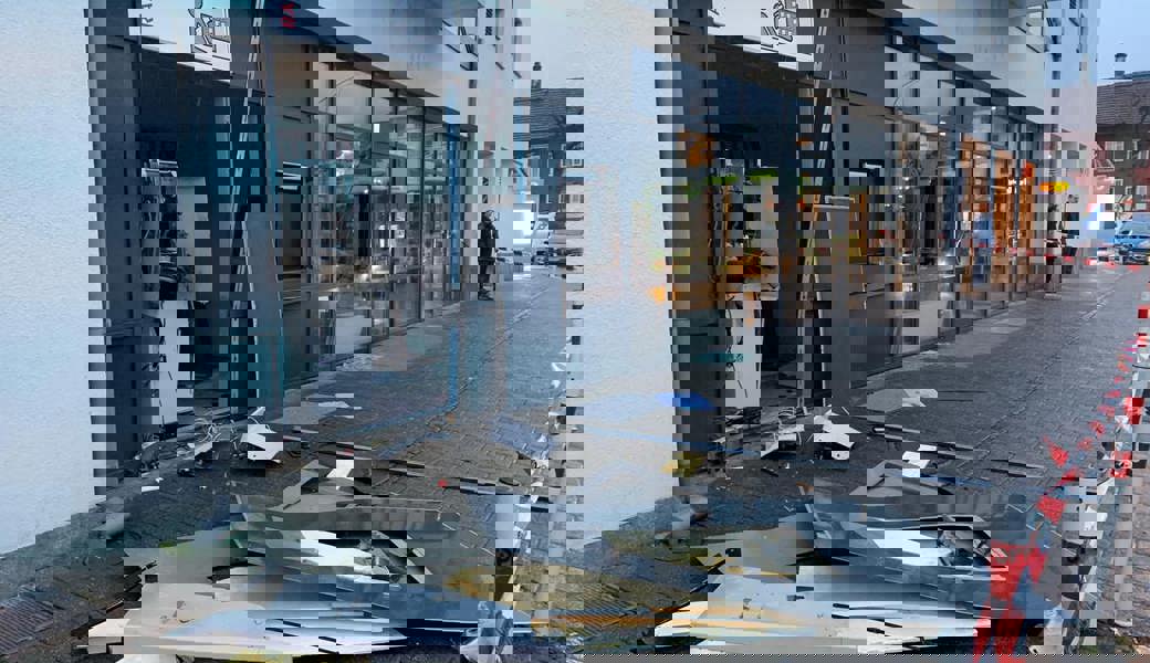 Tatort Sevelen, Dezember 2019: Die Wucht der Explosion schleudert die Abdeckung aufs Trottoir.