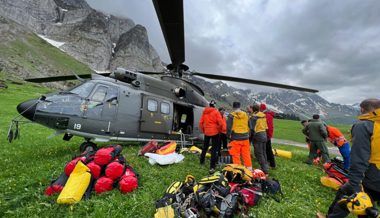 Im Gebiet Säntis werden Trümmer des im März abgestürzten Flugzeugs geborgen