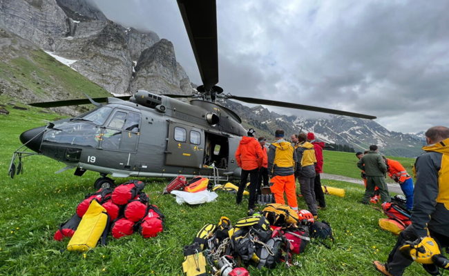 Im Gebiet Säntis werden Trümmer des im März abgestürzten Flugzeugs geborgen