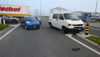 Zusammenprall von zwei Autos: 54-jährige Autofahrerin muss ins Spital gebracht werden