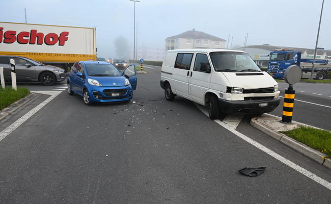 Zusammenprall von zwei Autos: 54-jährige Autofahrerin muss ins Spital gebracht werden