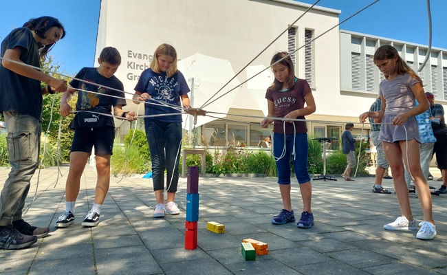 Vollbepackt ins Schuljahr: Segen und Attraktionen beim Kirchenfest