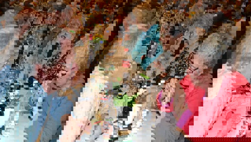  Angeregt Diskussion zwischen Dirigent Timo Allemann und Ehefrau Sonja. Bild. Adi Lippuner