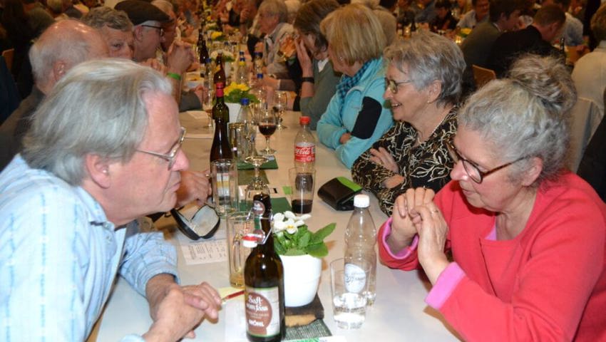  Angeregt Diskussion zwischen Dirigent Timo Allemann und Ehefrau Sonja. Bild. Adi Lippuner