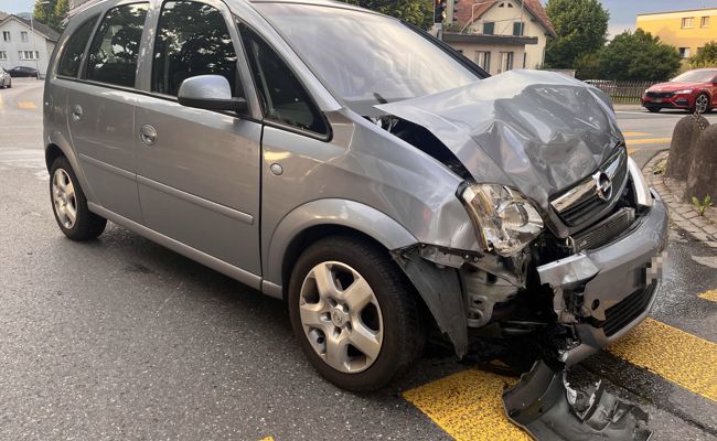 Querendes Auto gerammt: Zwei Verletzte
