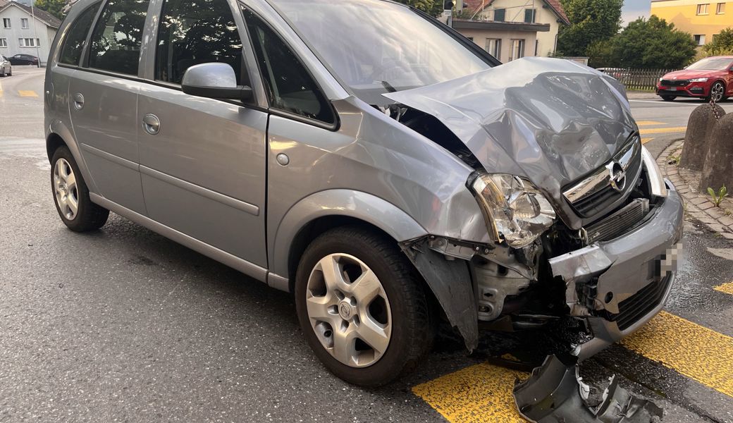 Querendes Auto gerammt: Zwei Verletzte