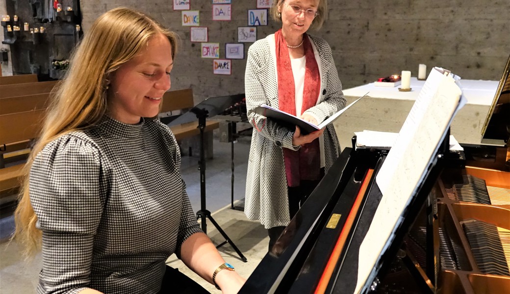 Mirjam Hannen (am Flügel) und Ulrike Wolitz gestalteten eine eindrückliche Pfingstmeditation in Wort und Musik.