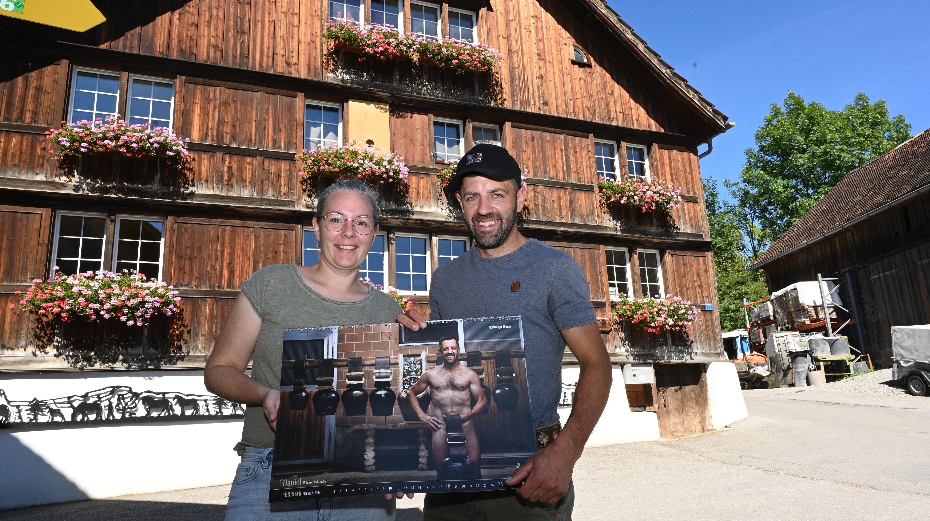Nach «Bauer, ledig, sucht …» jetzt fast nackt im Bauernkalender