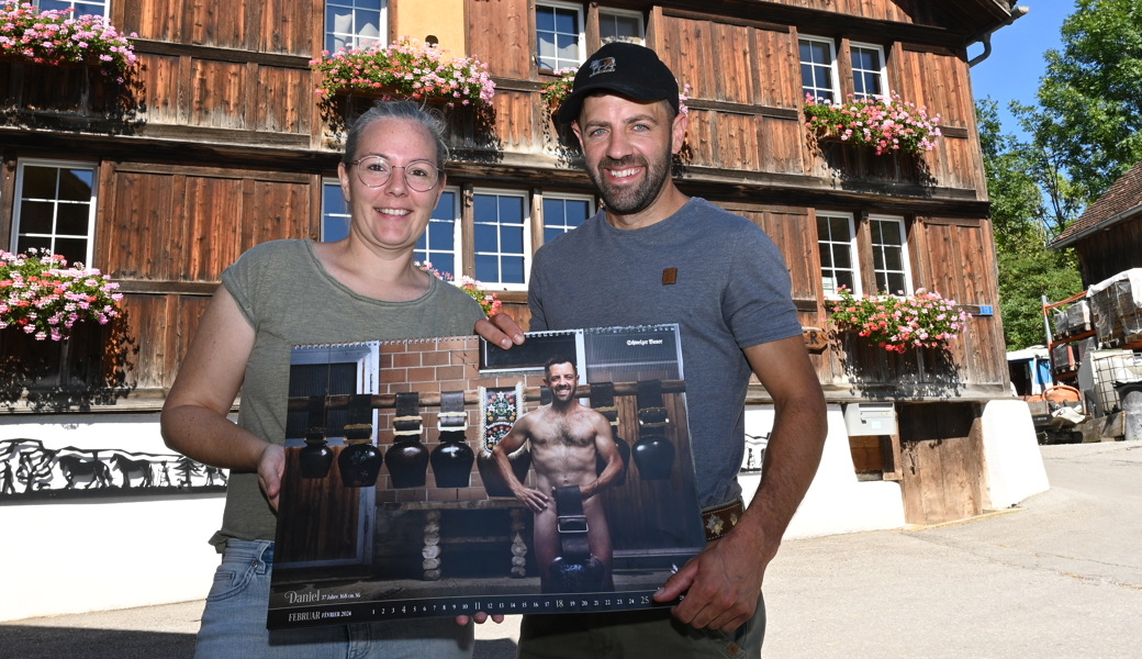 Rebecca Rickenbacher mit ihrem Mann Daniel Leuener, einmal in natura und einmal im Bauernkalender 2024.