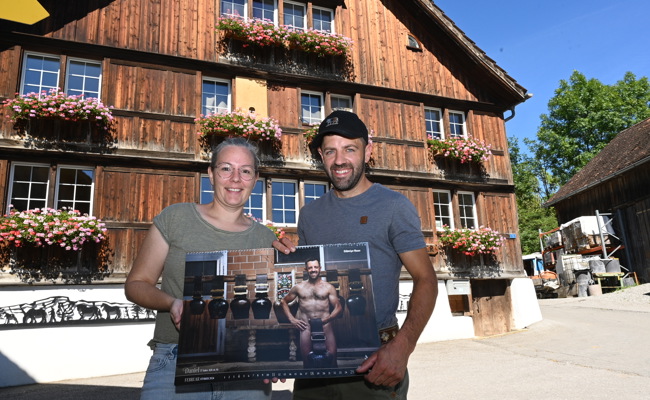 Nach «Bauer, ledig, sucht …» jetzt fast nackt im Bauernkalender