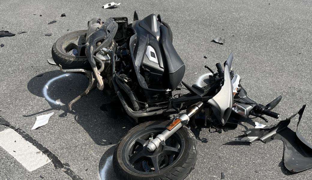 Das Motorad des 15-Jährigen wurde beim Unfall schwer beschädigt.