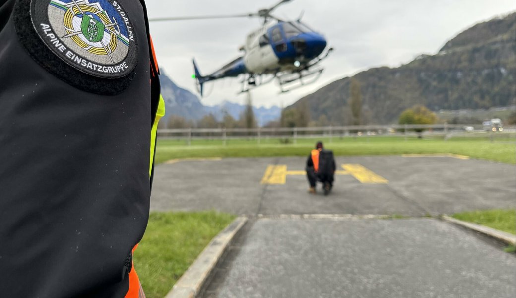 Die Alpine Einsatzgruppe der Kantonspolizei St.Gallen untersucht den Unfallhergang.