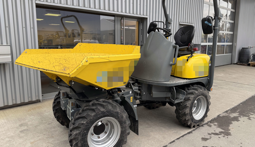 Mit dem Dumper beschädigten die Jugendlichen mehrere Fahrzeuge.