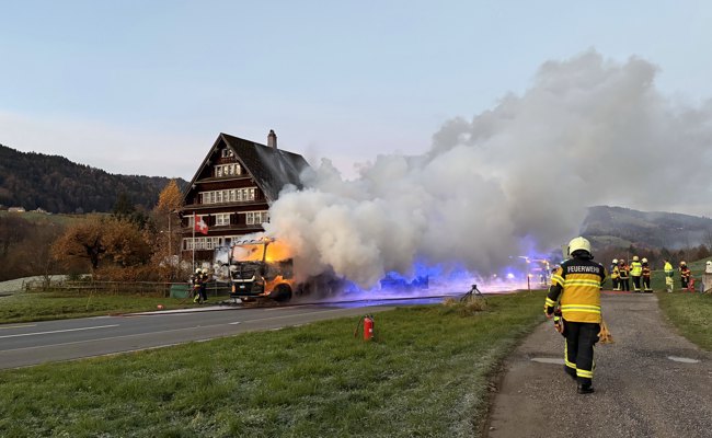 Ein Knall in der Fahrzeugfront – dann ging der Lastwagen in Flammen auf