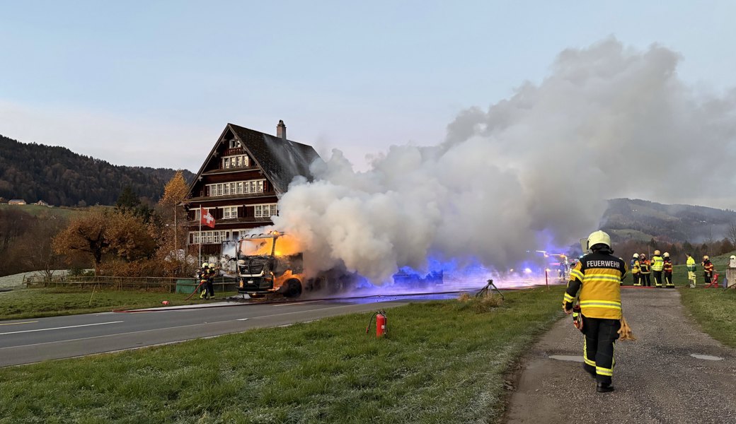 Ein Knall in der Fahrzeugfront – dann ging der Lastwagen in Flammen auf