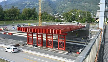 Hilfsbrücke über die Autobahn wächst Schritt für Schritt