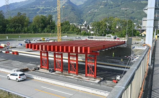 Hilfsbrücke über die Autobahn wächst Schritt für Schritt
