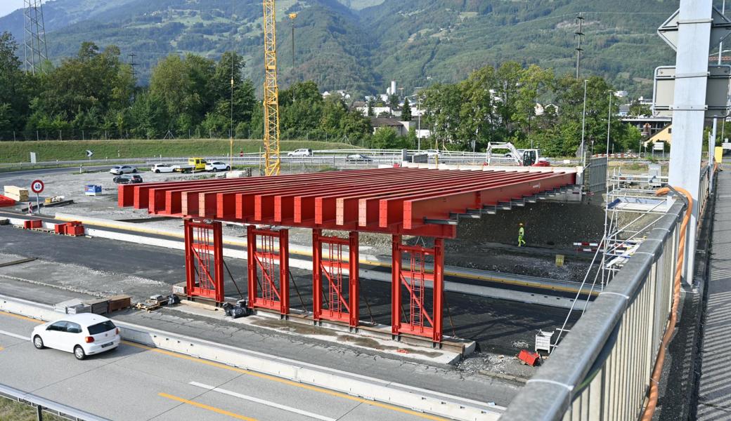 Hilfsbrücke über die Autobahn wächst Schritt für Schritt