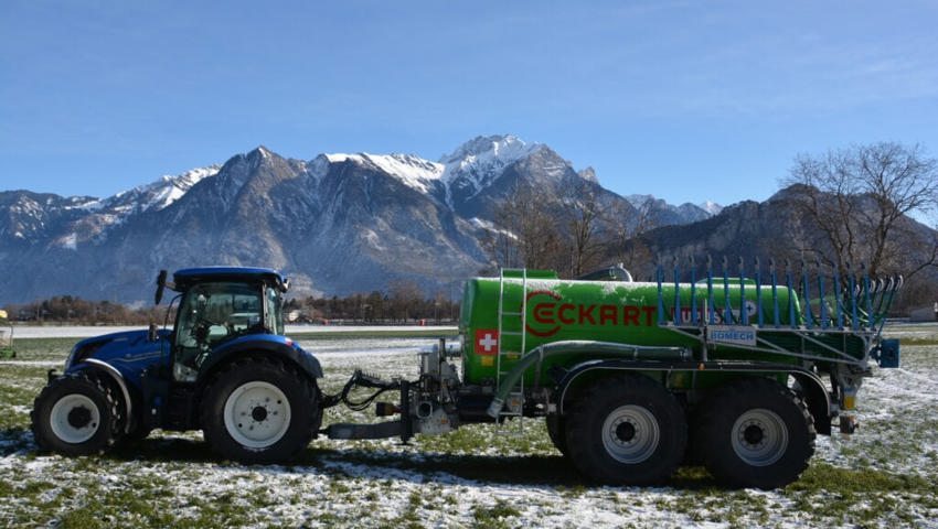  Kurzerhand das Gefährt auf die Wiese gestellt: Traktor und Güllefass hatten in der ausgebuchten und zahlreich besuchten Halle keinen Platz mehr gehabt.