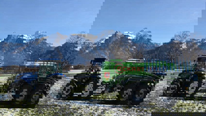  Kurzerhand das Gefährt auf die Wiese gestellt: Traktor und Güllefass hatten in der ausgebuchten und zahlreich besuchten Halle keinen Platz mehr gehabt.