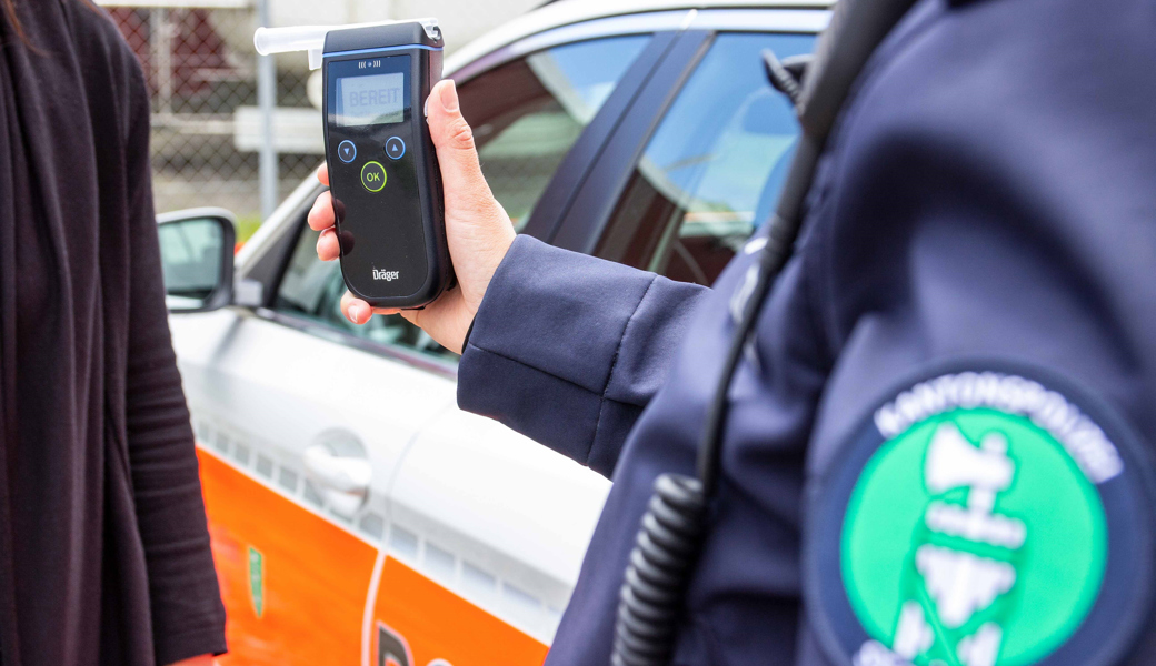 Fahrunfähige Automobilistin prallt gegen Metallpfosten