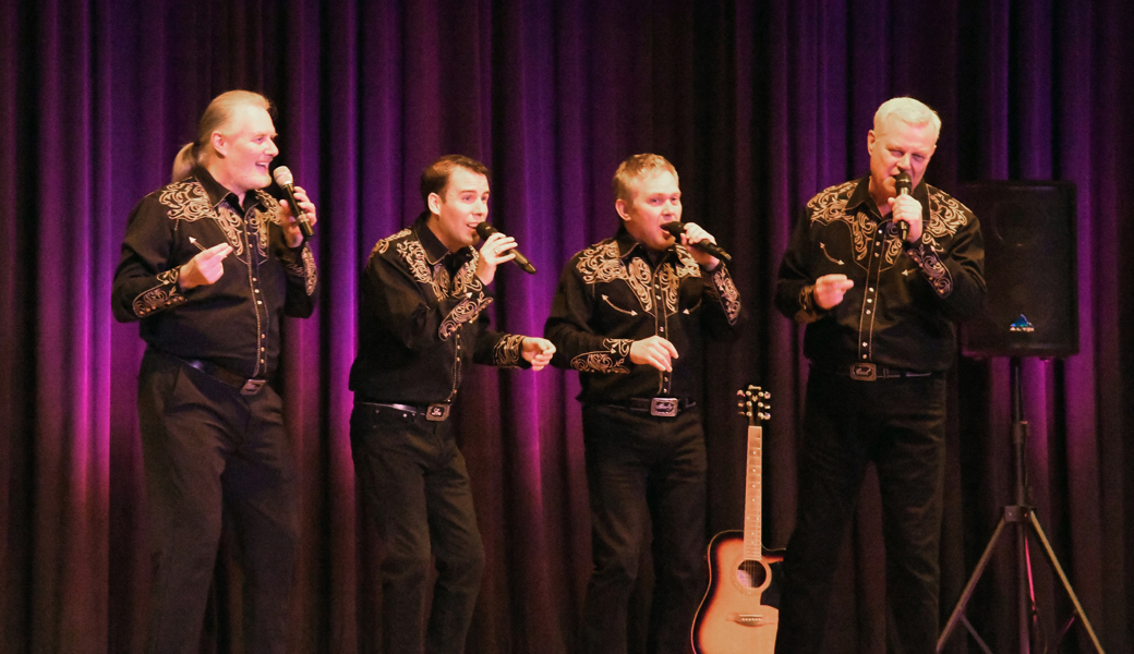 The Vocal Band und den vier Männerstimmen mit singend-beschwingten Weihnachtsmelodien.