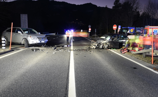 Vier Verletzte nach Frontalkollision