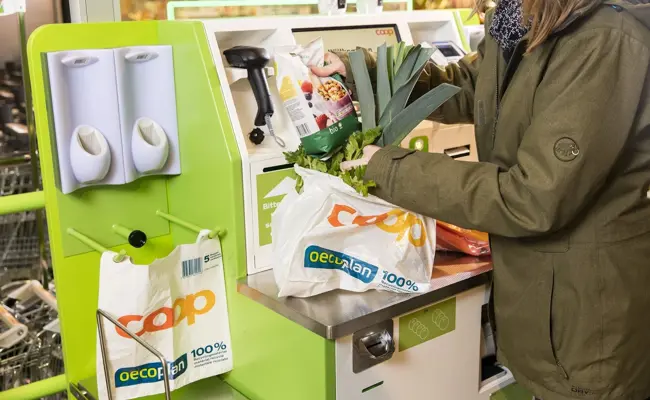 Coop ändert die Regeln für seine Self-Check-out-Kassen – und verbannt gewisse Konsumenten von ihnen