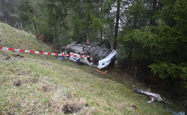 Geländewagen stürzte 50 Meter den Hang hinunter