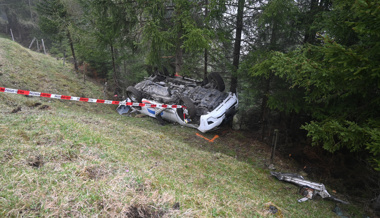 Geländewagen stürzte 50 Meter den Hang hinunter