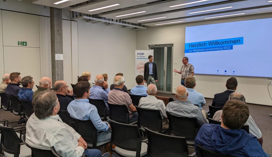  Stefan Liechti von der Firma Brusa und FDP-Präsident Daniel Marti begrüssen die Freisinnigen zur Mitgliederversammlung 2022. 