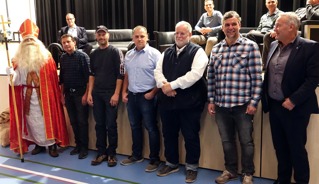Der Samichlaus beschenkte die scheidenden Mandatare am Schluss der Veranstaltung: Niklaus Lenherr, Josef Hardegger, Hansruedi Lenherr, Michael Lenherr, Andreas Schöb und Fredy Schöb (von links). 