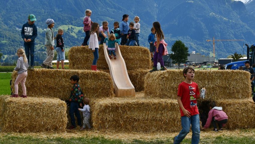  Bei Familie Vetsch in Sevelen sorgte unter anderem eine tolle Strohburg für Spiel und Spass.