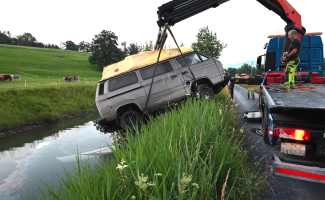 Mit Kleinbus im Binnenkanal gelandet