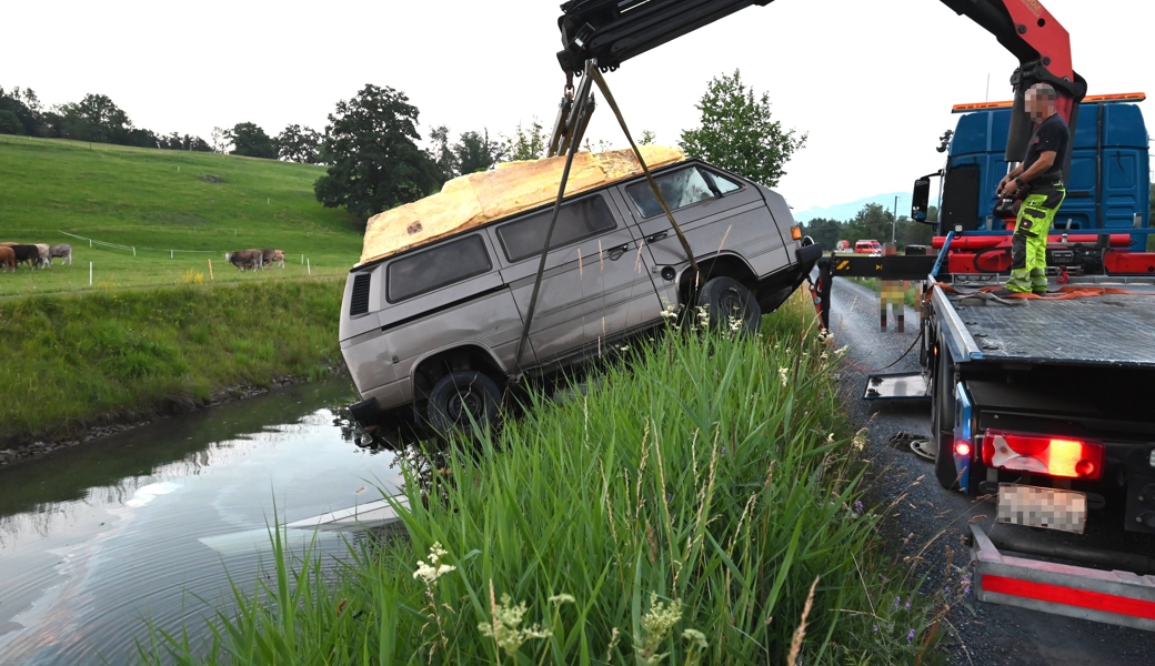 Mit Kleinbus im Binnenkanal gelandet
