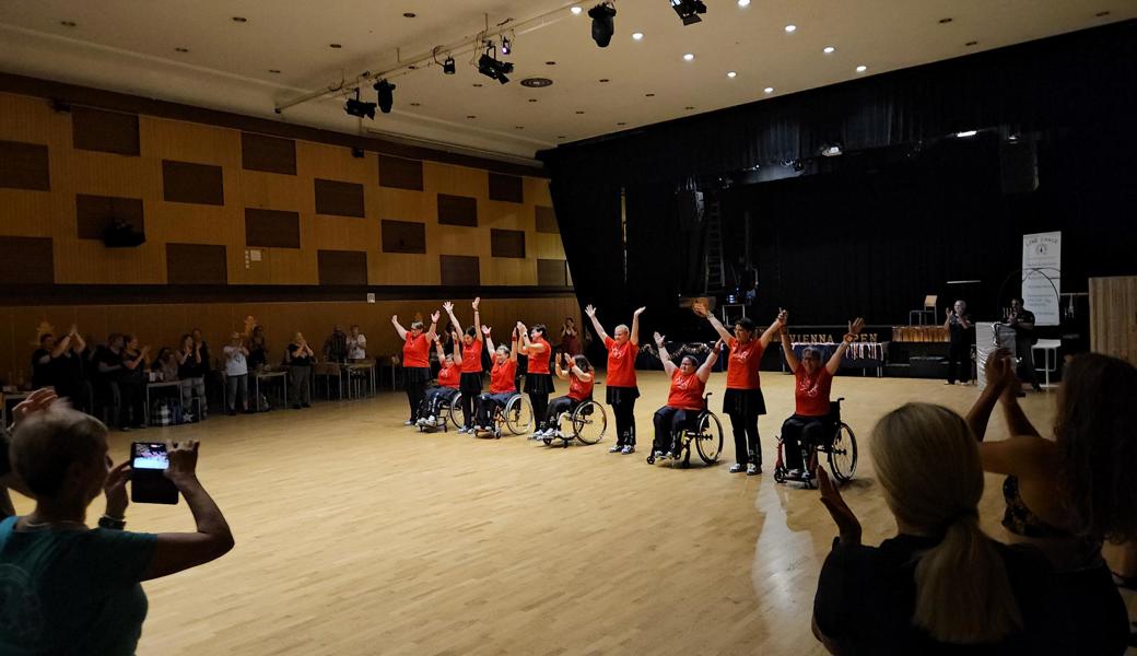 Die Rollstuhl-Tanzgruppe bei ihrer Reise nach Wien. Für ihre Darbietung an den Vienna Open erhielt die Gruppe Standing-Ovations. Bilder: PD